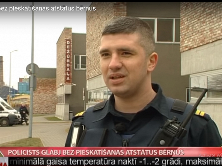 Liepājā policists glābj bez pieskatīšanas atstātus bērnus

