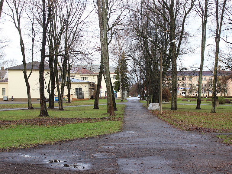 Valmieras Vecpuišu parkā sāks izzāģēt bīstamos kokus

