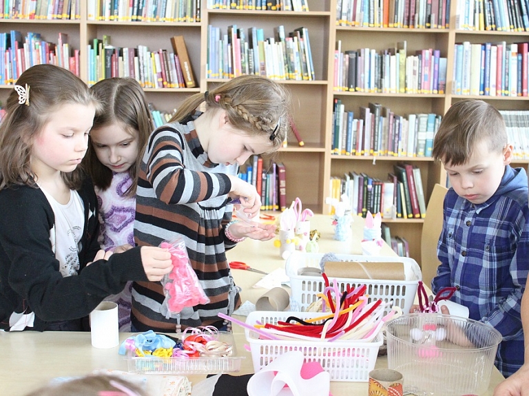 Valmieras bibliotēkā notiek Lieldienu radošā darbnīca

