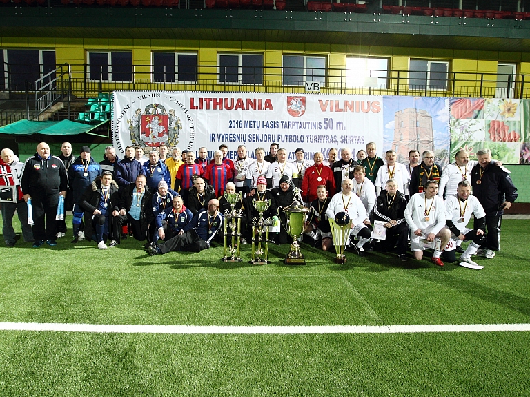 Latvijas futbola veterānu komanda triumfē turnīrā Viļņā

