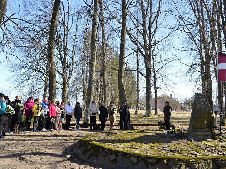 Aizvadīts atceres brīdis Vārmes Piemiņas birzī

