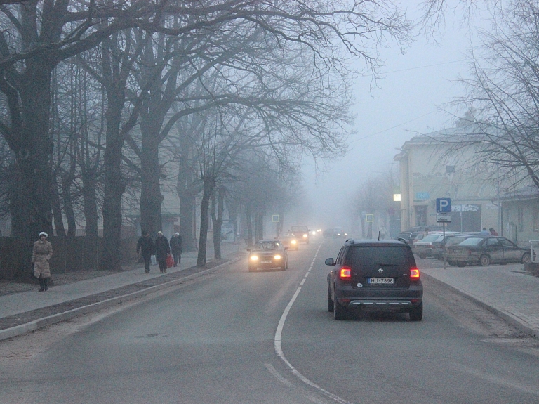 Kurzemē ceļu redzamību apgrūtina migla

