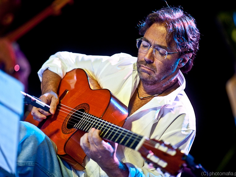  Ēdoles pilī koncertēs Als Di Meola