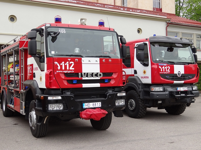 Ugunsdzēsēji saistībā ar vēja nolauztiem kokiem vakar saņēmuši 16 izsaukumus

