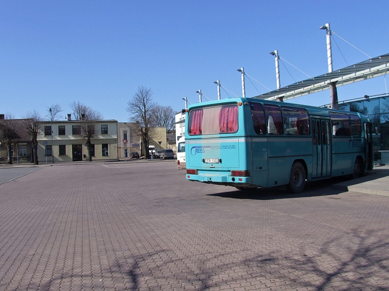 "Ventspils reiss": Autobusa avāriju uz Ventspils šosejas izraisīja kravas automašīna

