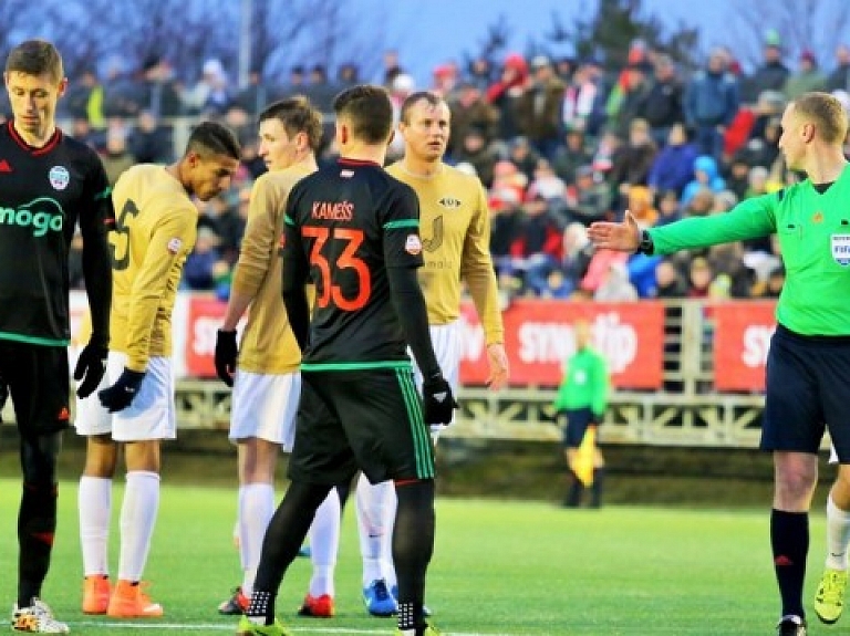 "Liepājas" futbolists Kamešs atvainojas par līdzjutējiem parādīto vidējo pirkstu