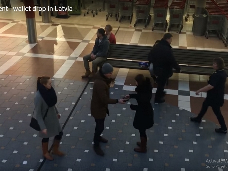 BA "Turība" studenti veic pētījumu par cilvēku godīgumu


