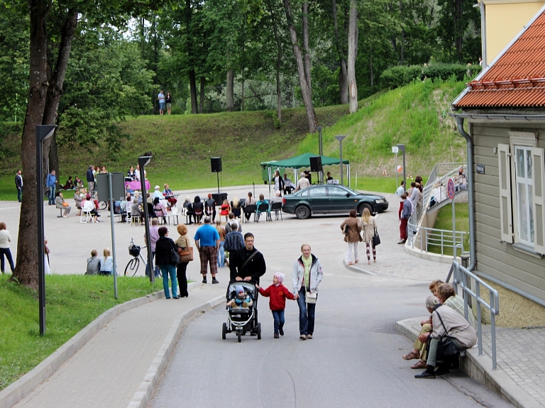 Pieaugusi iedzīvotāju apmierinātība ar dzīvi Valmierā