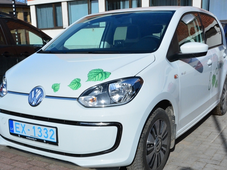 Turpmāk Valmieras elektromobiļus varēs atpazīt pēc vizuāli atšķirīgām numura zīmēm

