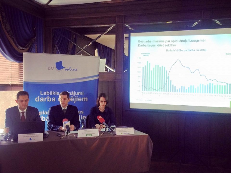 Pētījums: Gada laikā Latvijā algas ir pieaugušas par vidēji 5%

