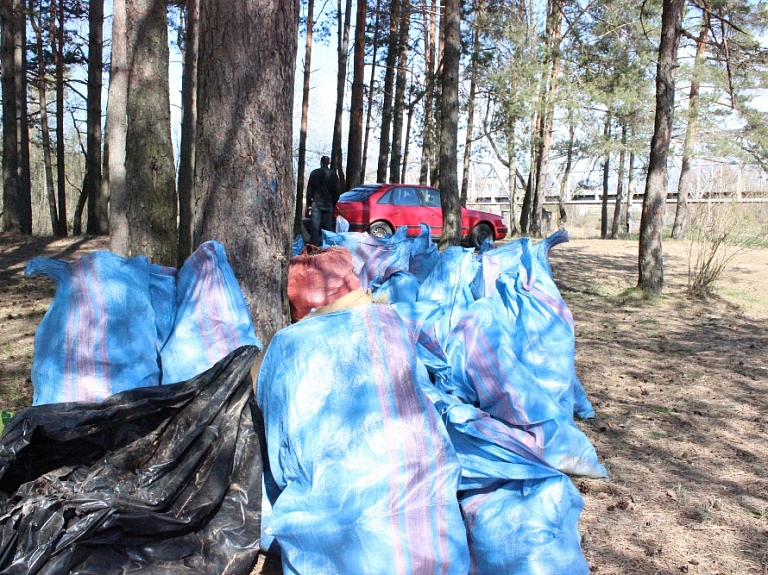 Lielās talkas organizatori vides piesārņojumu salīdzina ar bumbu, kam ir laika deglis

