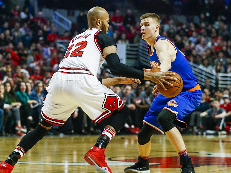 Porziņģis ar "double-double" palīdz "Knicks" otro vakaru pēc kārtas uzvarēt "Bulls" basketbolistus