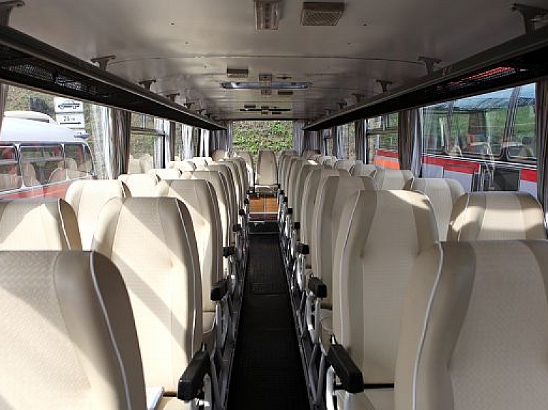 Jelgavā pieaug pasažieru skaits, kas par biļeti autobusā maksā ar bankas karti

