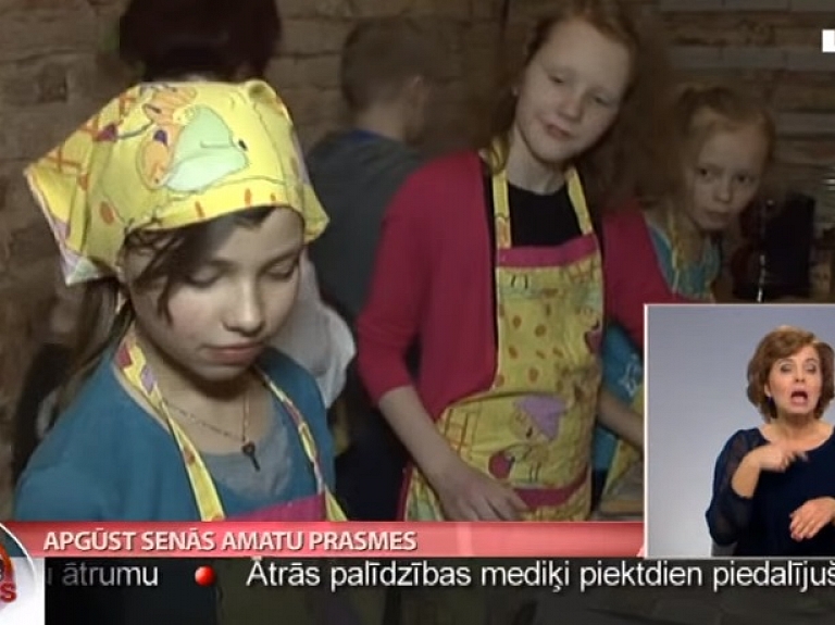 Aizputē apgūst senās amatu prasmes


