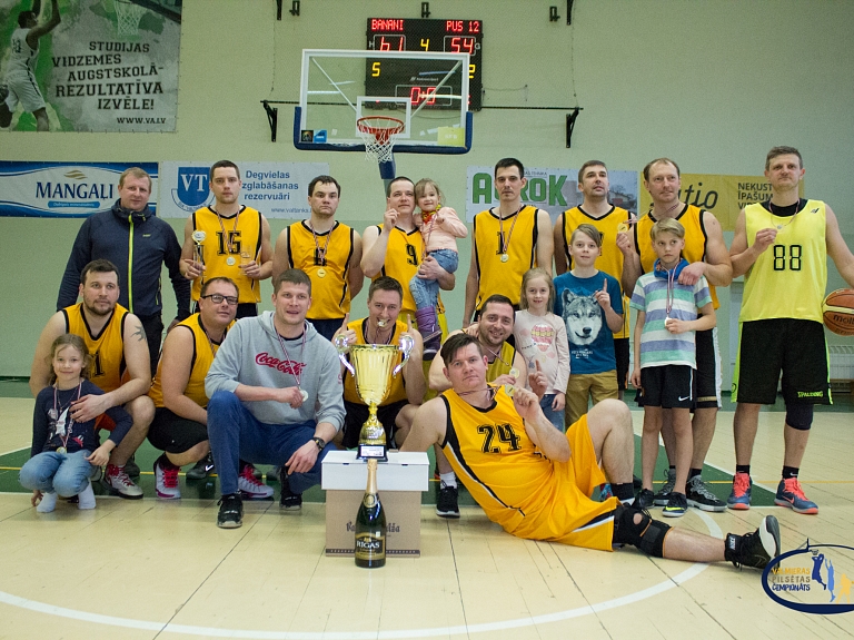 Valmieras pilsētas čempionātā basketbolā aizvadīta fināla spēle 35+ līgā

