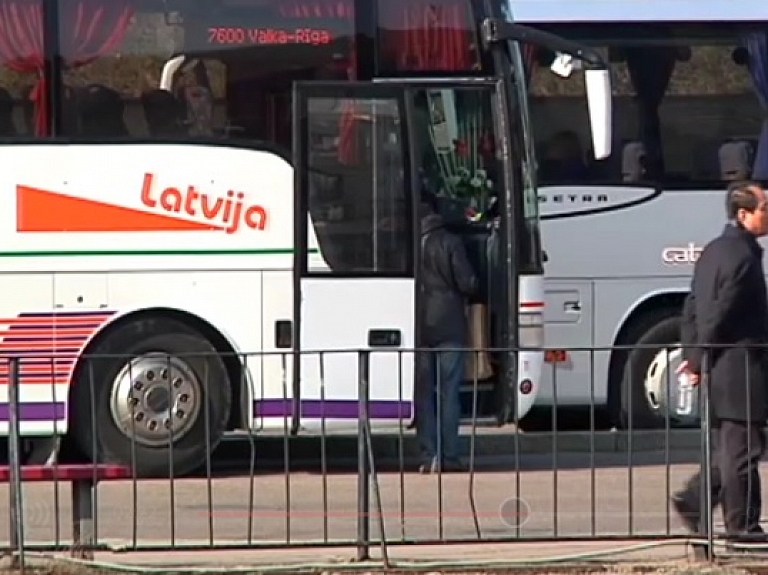 Eksperiments: autobusu šoferi vairs negrib pārvadāt paciņas; daļa piekrīt par attiecīgu samaksu

