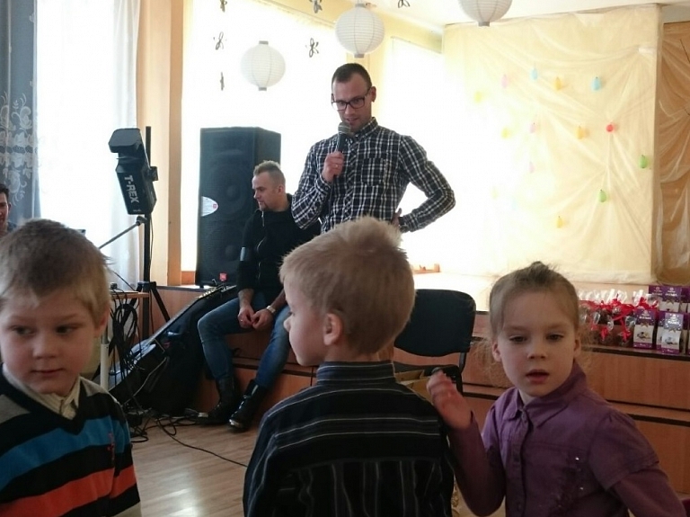 Tilžas internātpamatskolā viesojas LBBF un mūziķis Andris Kivičs

