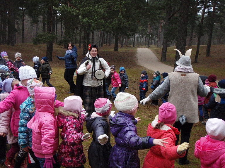 Ar raibām oliņām, dziesmām, dejām un rotaļām PII "Pasaka" svinēja Lieldienas

