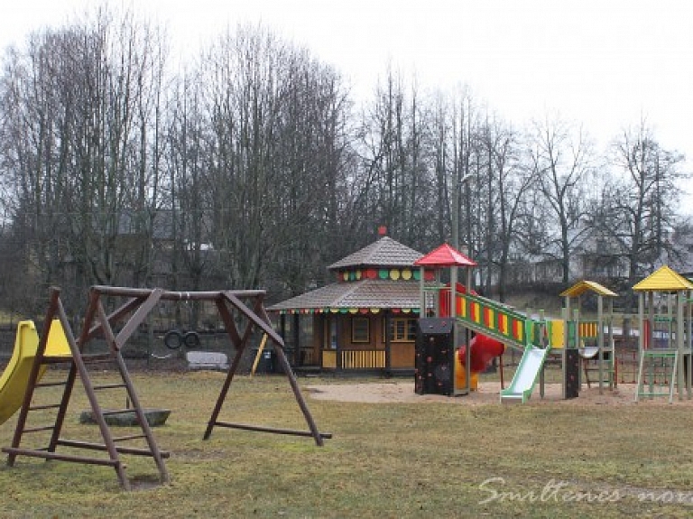 Smiltenē atvērts bērnu rotaļu laukums Gaujas ielā

