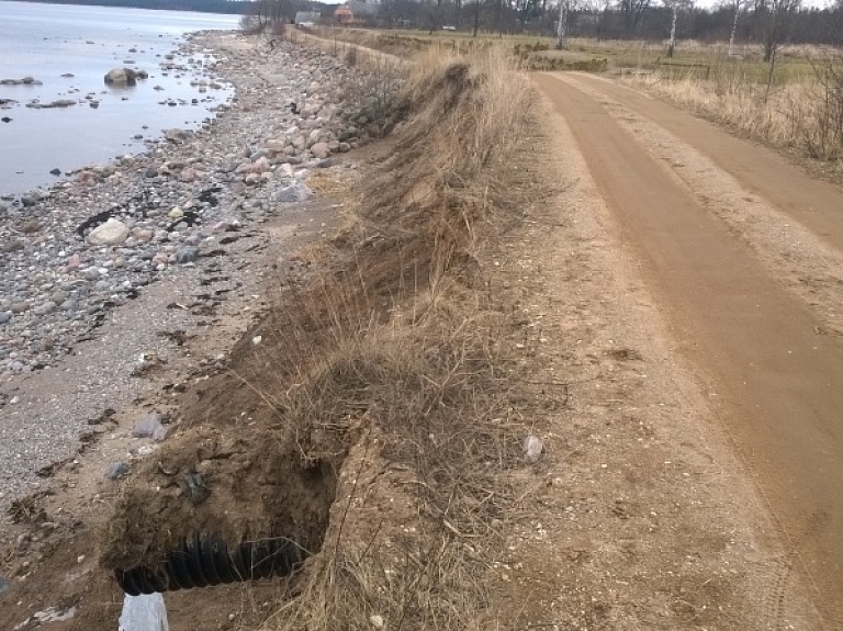 Auto kustībai slēgts Meleku ceļš Salacgrīvas novadā