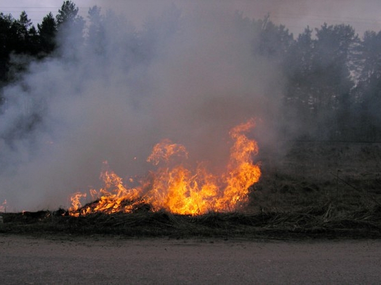 Otrdien Latvijā dzēsti 114 kūlas ugunsgrēki