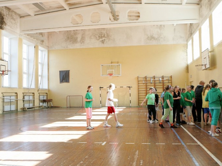 Šadurskis: Jāpanāk, ka atbrīvojumi no sporta nodarbībām skolēniem tiek piešķirti pamatoti