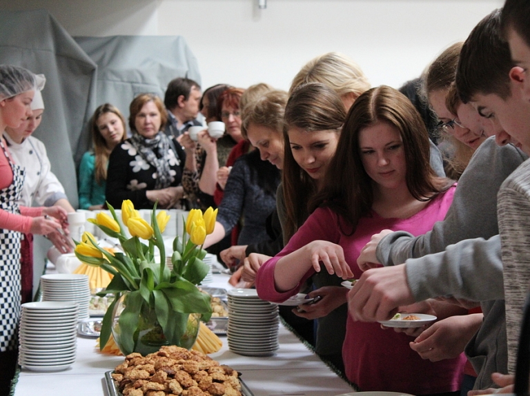 Valmieras tehnikumā nogaršo ēdienus bez glutēna 