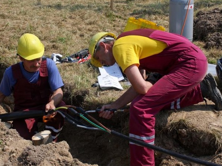 Carnikavā elektrolīniju rekonstrukcijas dēļ slēgta satiksme Caunu ielā Garciemā

