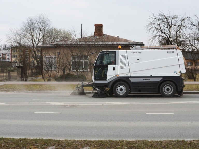 Valmierā notiek pavasara ielu slaucīšana

