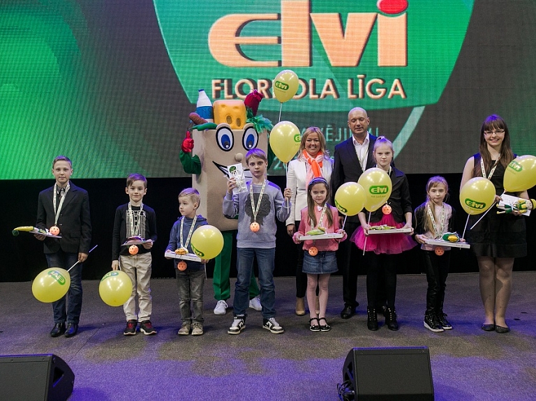 Gulbeniete saņem apbalvojumu konkursā "Uzzīmē savu Elvīti" 

