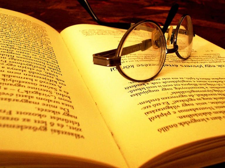 Valkas bibliotēkā viesosies dzejnieks Egils Dambis

