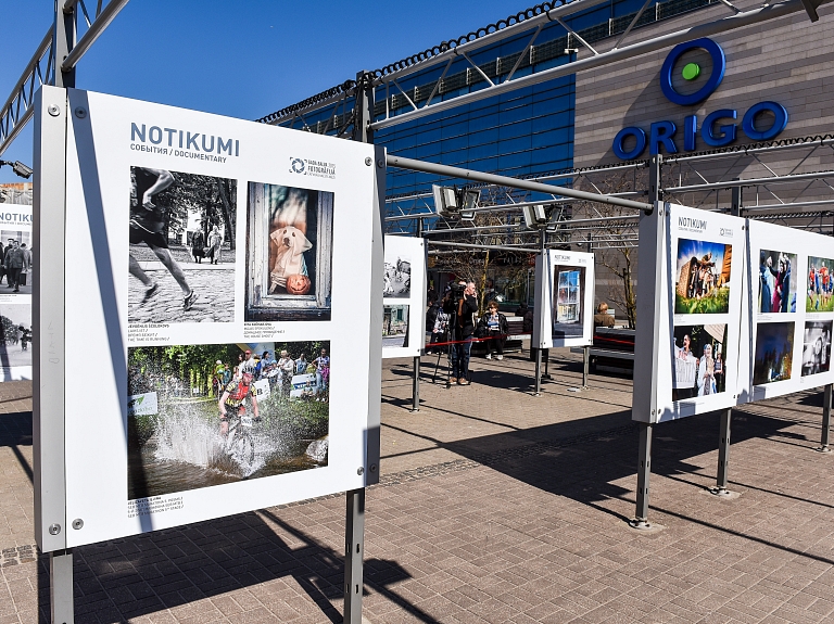 Pie "Origo" atklāta plaša brīvdabas lielformāta foto izstāde