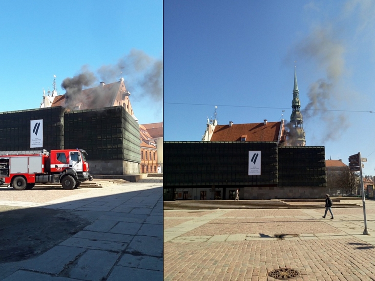 Vecrīgā deg Okupācijas muzeja ēkas jumts

