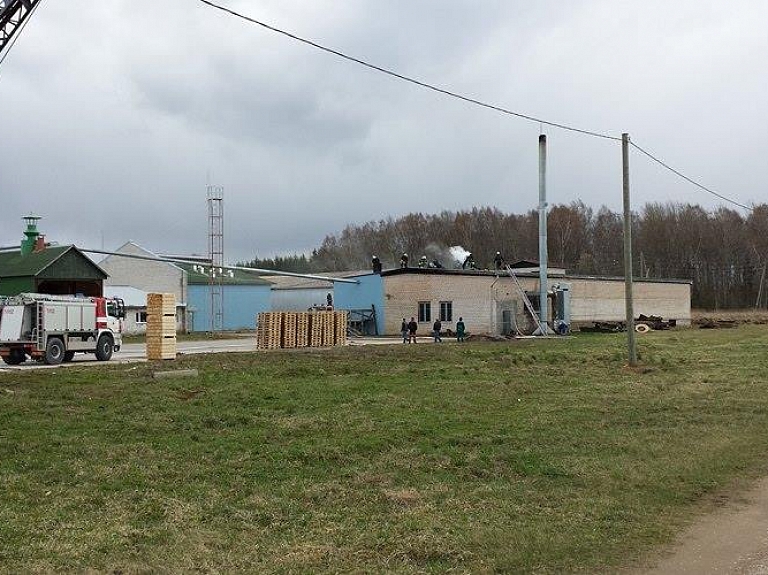 Beverīnas novadā aizdedzies kokapstrādes uzņēmuma jumts

