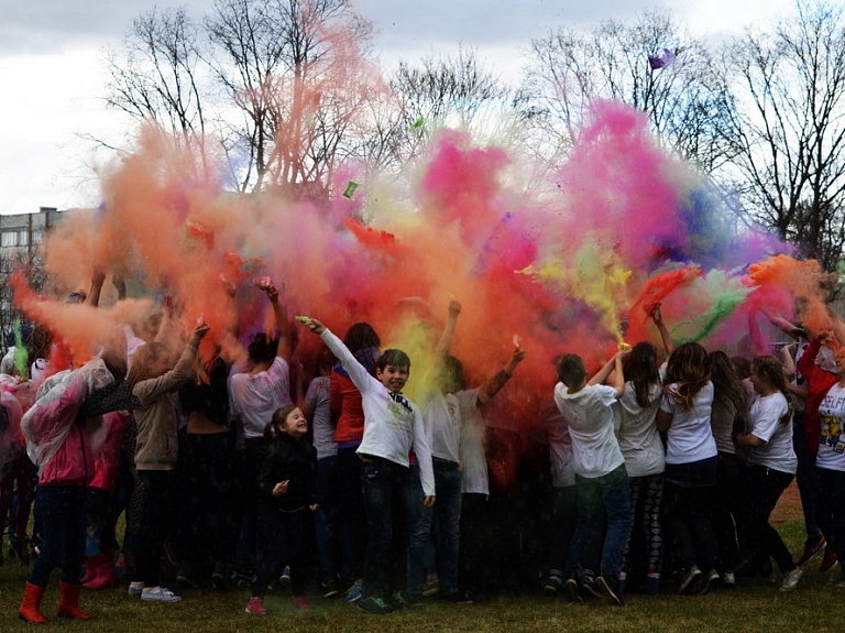 Mākslas dienas Valmierā iekrāso krāšņa "Holi krāsu deja"