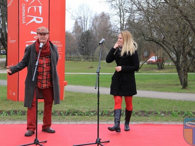 Atklāta akcija "Ķer mākslu Carnikavā" un cikla "Latvijas matērija" izstāde "Jutīga āda"

