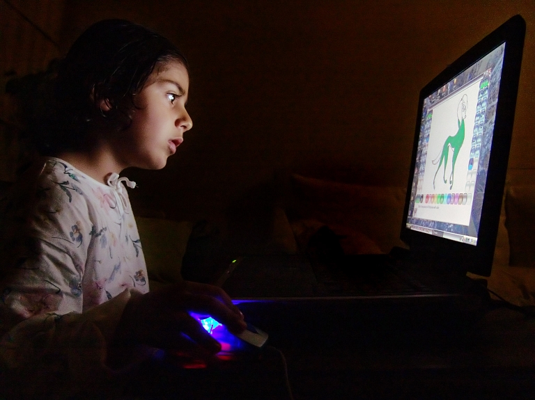 "Kaspersky Lab": Gandrīz puse bērnu un pusaudžu slēpj no vecākiem riskantu uzvedību internetā