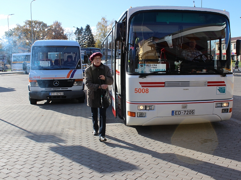 Aicina seniorus saņemt vai atjaunot personalizēto braukšanas karti Valmieras pilsētas sabiedriskajā transportā

