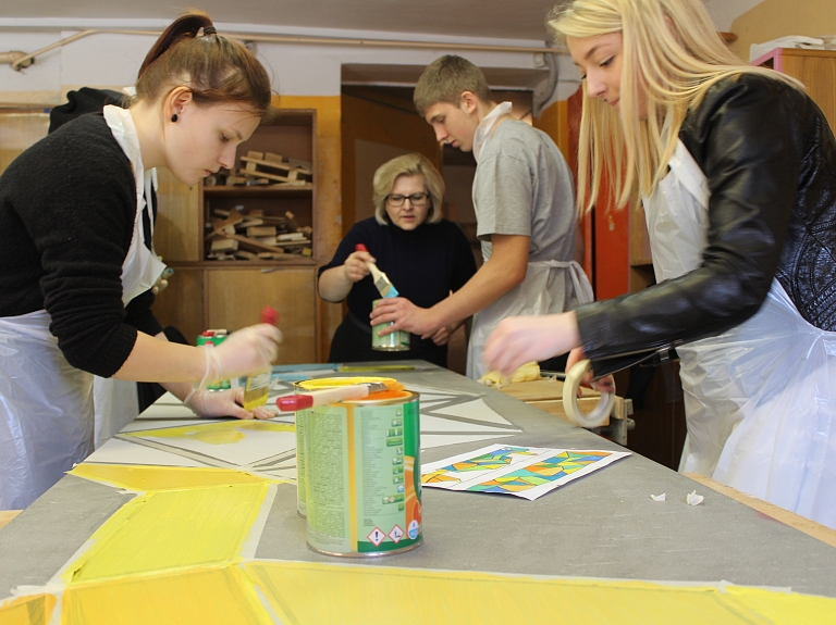 Valmieras 5.vidusskolas skolēni apglezno pagalmā esošo garāžu