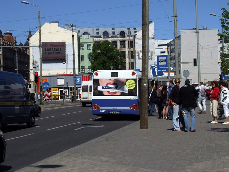 Satiksmes autobuss Rīgā uzbrauc iereibušam gājējam

