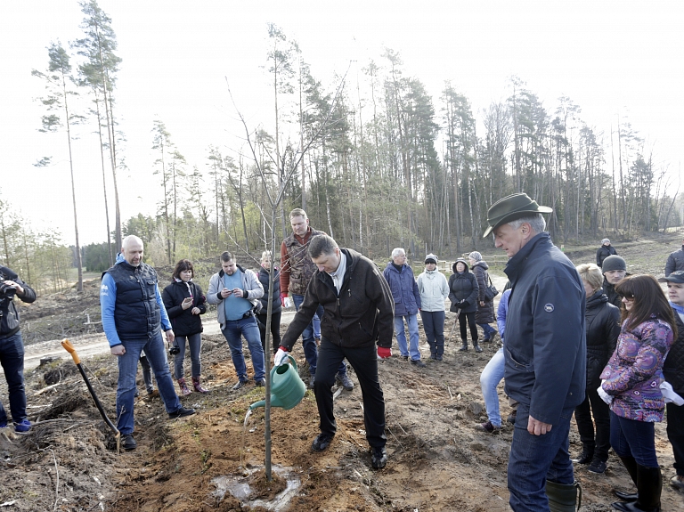 Valsts prezidents: Kopīgiem spēkiem esam padarījuši savu zemi zaļāku un tīrāku

