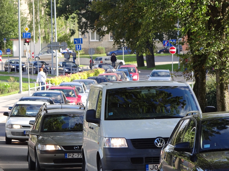 Vāc parakstus, lai auto tehnisko apskati varētu veikt arī sertificētos autoservisos

