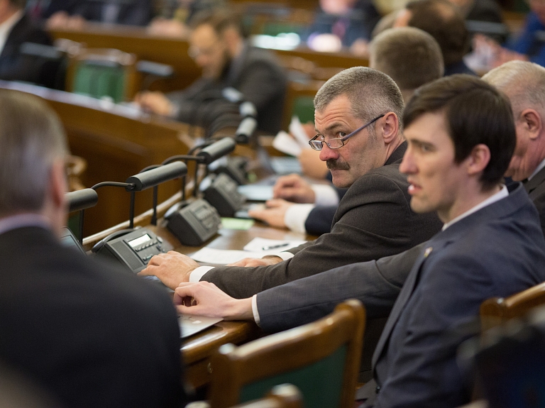 Aptauja: Lielākā daļa iedzīvotāju atbalsta atklātas valdības sēdes

