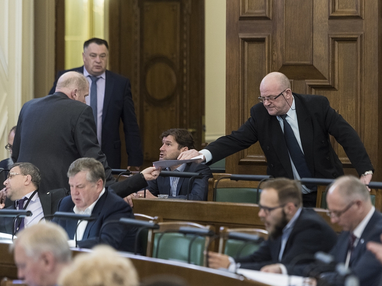 Nosaka maksimālo termiņu, līdz kuram ar cietumsodu notiesātu personu varēs turēt īslaicīgās aizturēšanas vietā

