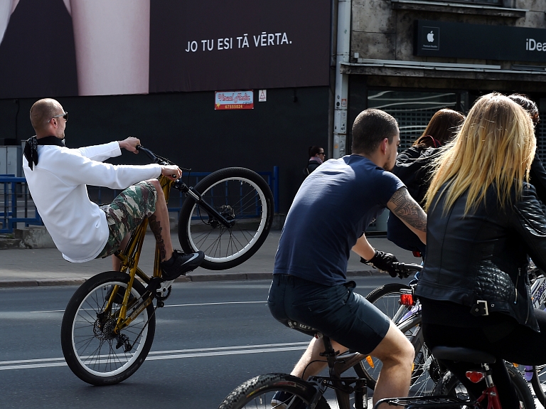 Uz tradicionālo "Kritiskās masas" braucienu pulcējušies aptuveni 2000 velobraucēju

