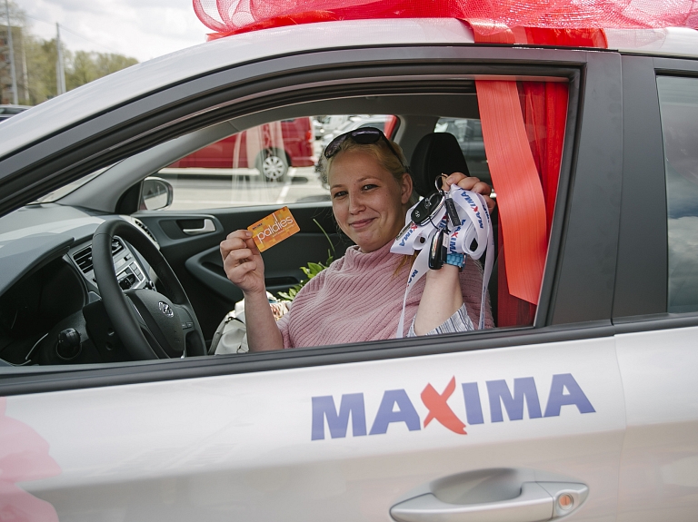 "Maxima Latvija" loterijā automašīnu iegūst madoniete Sintija Kopasova
