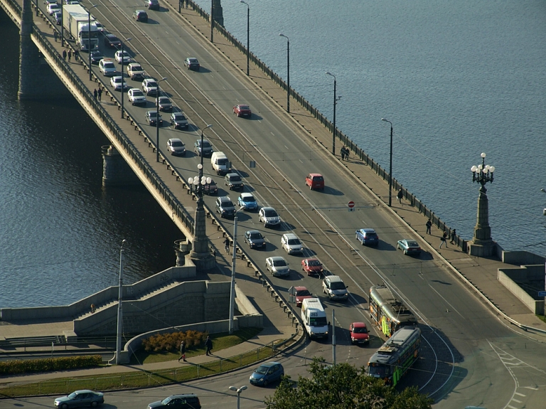 Eksperti Rīgas domei pārmet intelektuālās kapacitātes trūkumu transporta plūsmas organizēšanā

