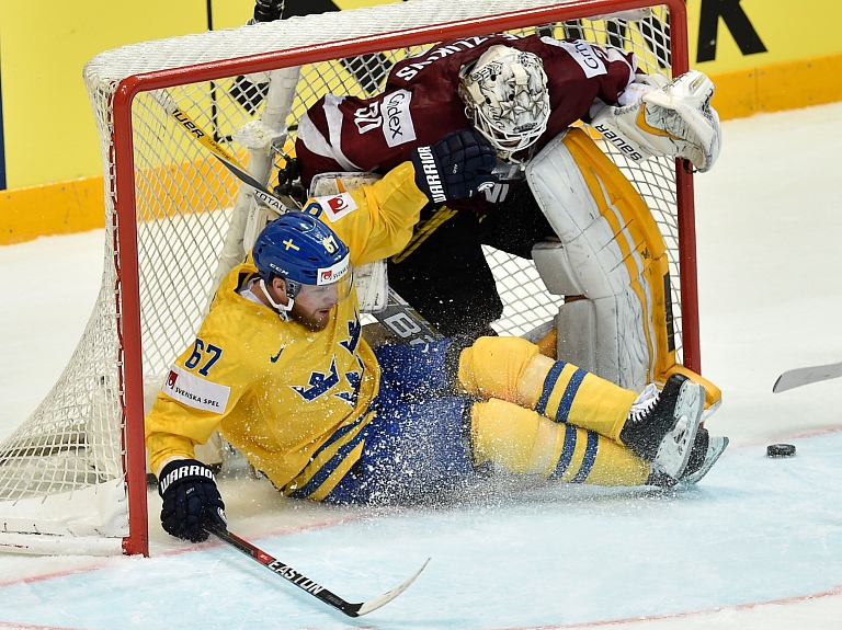 Latvijas hokeja izlase pasaules čempionāta ievadā vien pagarinājumā piekāpjas Zviedrijai

