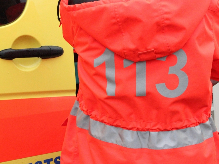 Rīgā pa ceturtā stāva logu izkritis jauns vīrietis

