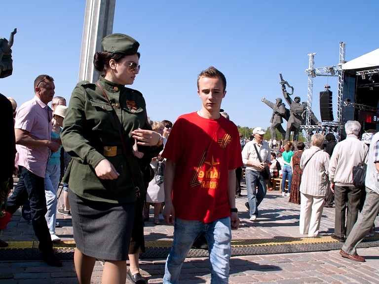 Gājienā uz Uzvaras parku piedalījušies līdz 4000 dalībnieku